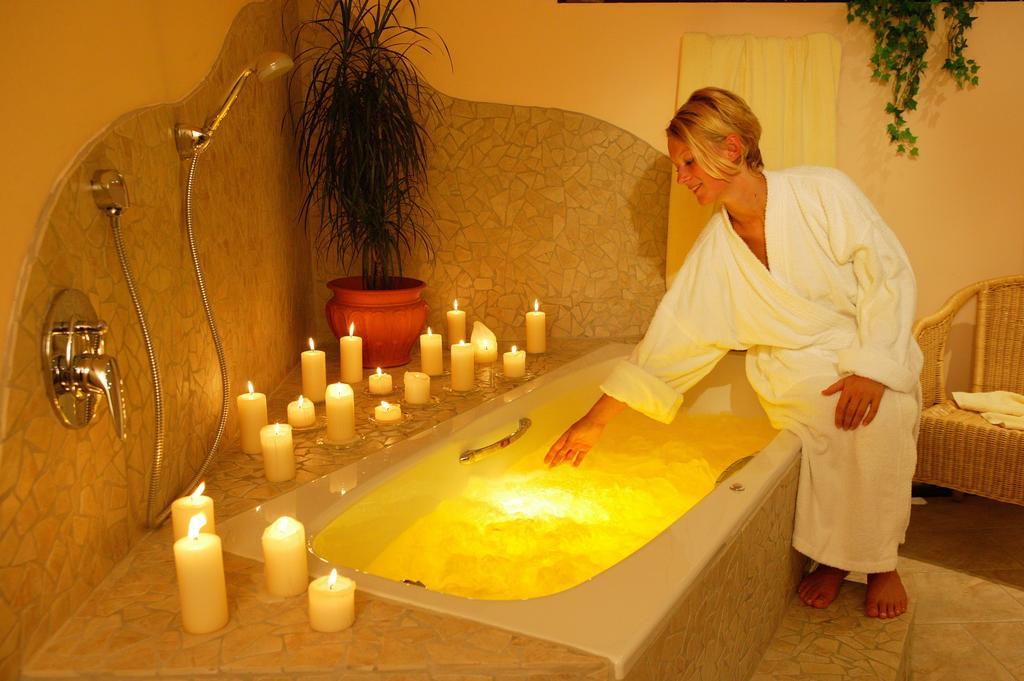 Hotel Restaurant Zum Goldenen Anker Mit Hallenbad & Wellnessbereich Windorf エクステリア 写真